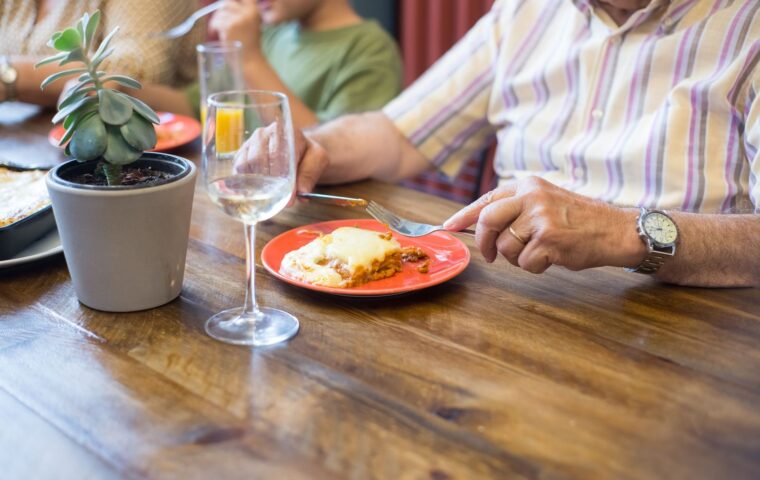 Cooking In vs Eating Out: The Daily Food-Budget Showdown